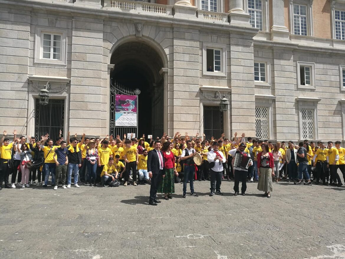 Gli studenti casertani invadono Caserta per l’inaugurazione del Bufala Village