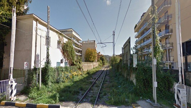 Si allontana dall’AORN e tenta di gettarsi sotto un treno