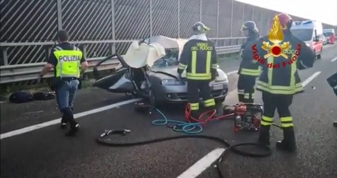 Scontro tra auto e tir: muoiono tre amiche, stavano andando in vacanza. Foto