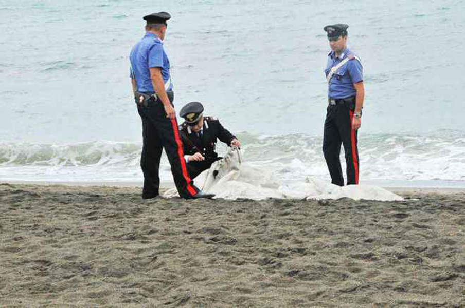 Tragedia sul litorale domizio, 40enne si tuffa e muore.