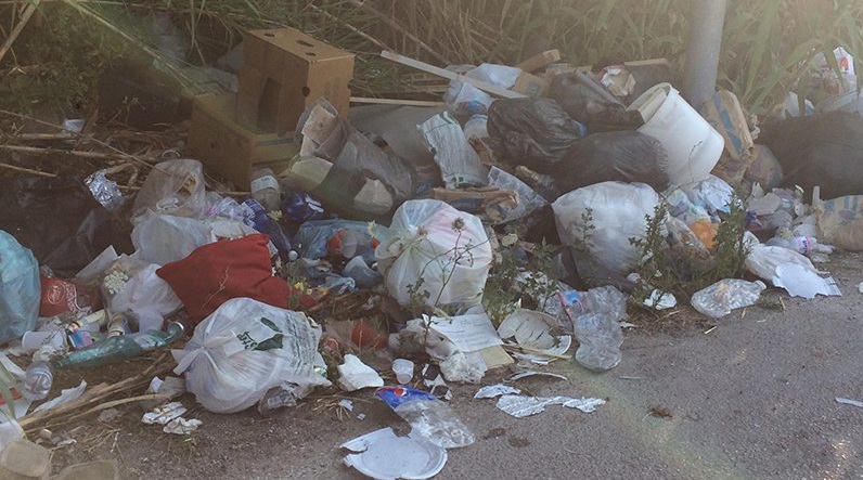 Zona dei supermarket a Capodrise, è una discarica