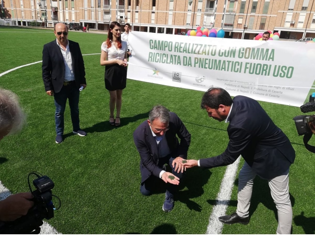 Caserta: il ministro Costa inaugura un campo di calcio fatto di pneumatici usati