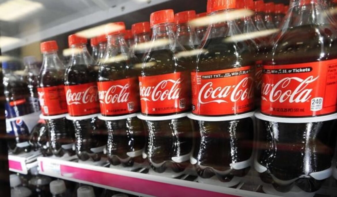 Camion diretto allo stabilimento della Coca Cola, sbanda e perde il carico: sfiorata la tragedia
