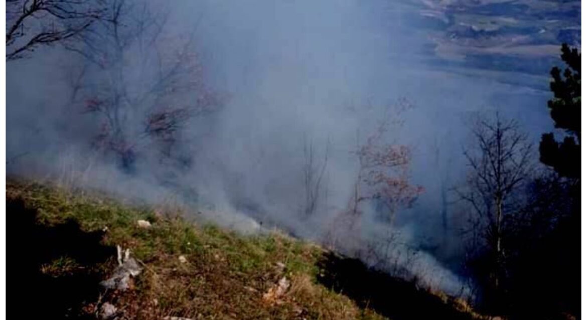 Fiamme a Mondragone: paura per residenti e turisti