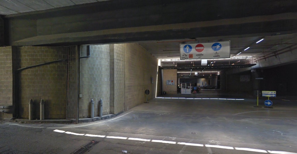 Il parcheggio sotterraneo di piazza Carlo III  gestito senza titolo