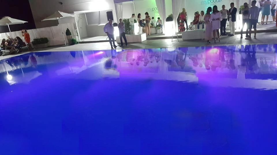 Il giovedì, la palestra-piscina si trasforma in  discoteca