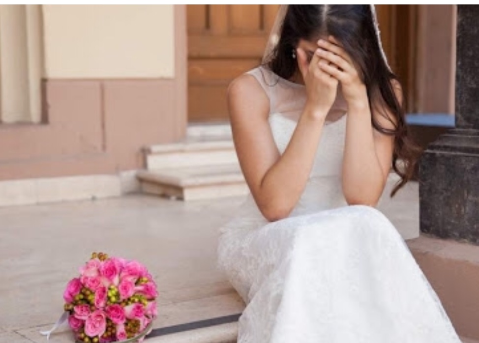 Matrimonio da incubo,sposa colta da diarrea sporca il vestito: “Colpa delle bevande detox”