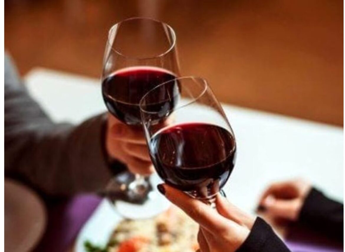 Il vino rosso fa dimagrire, un bicchiere prima di dormire equivale a un’ora in palestra? Ecco la verità
