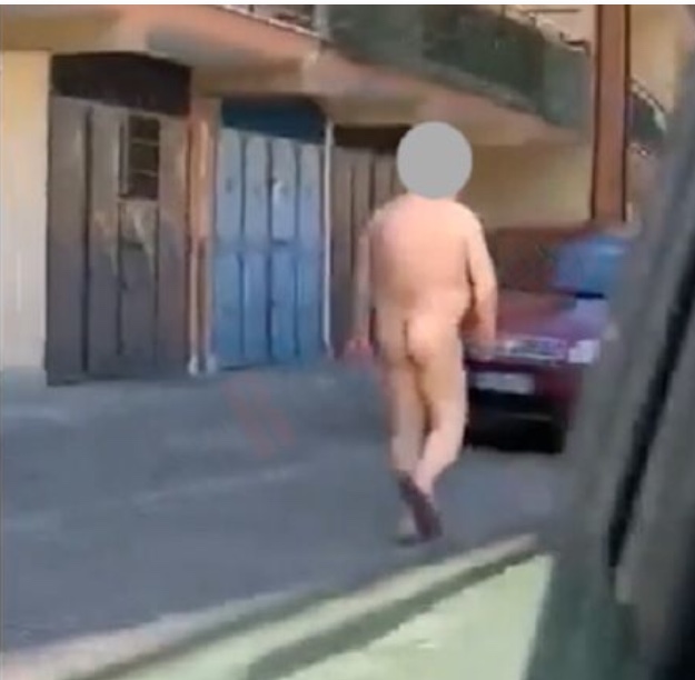 Aversa: uomo nudo passeggia per il centro della città