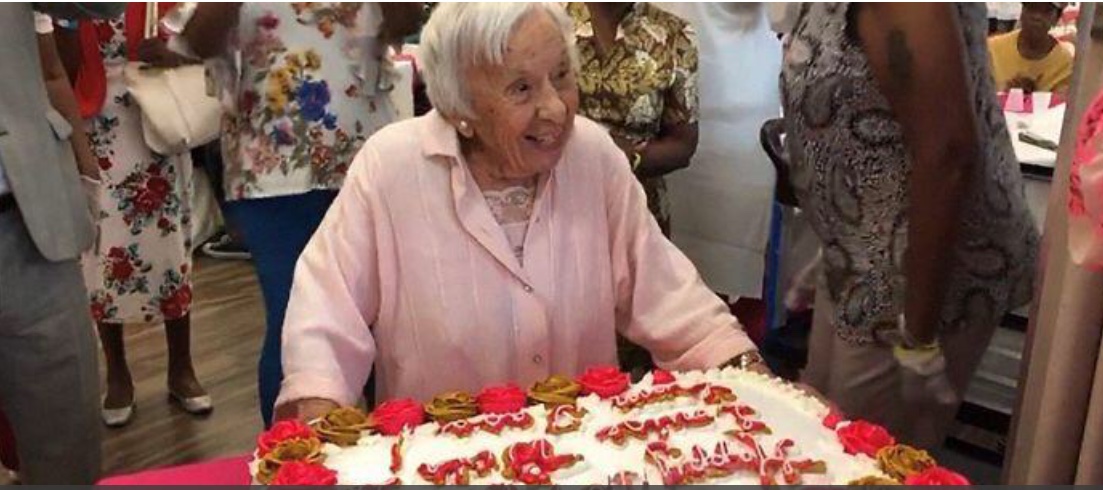 Il segreto per vivere a lungo? “Non sposarsi”. Parola di Louise, 107 anni
