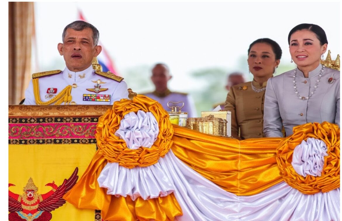 Thailandia, una concubina a palazzo: il re la sposa davanti alla sua quarta moglie