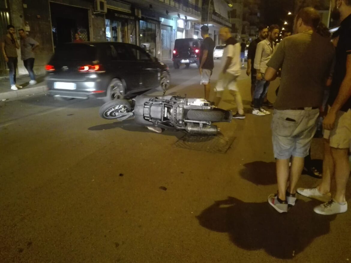 Incidente a Caserta, scooter contro autovetture parcheggiate, ferito ragazzo