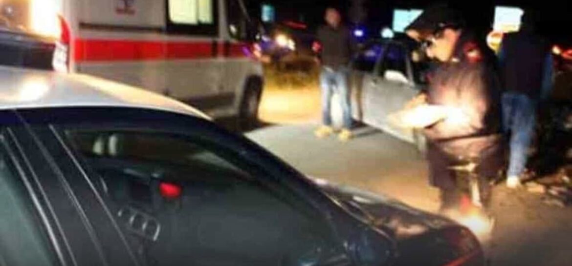 Autovettura fuori strada, 22enne muore nell’impatto, feriti i due amici