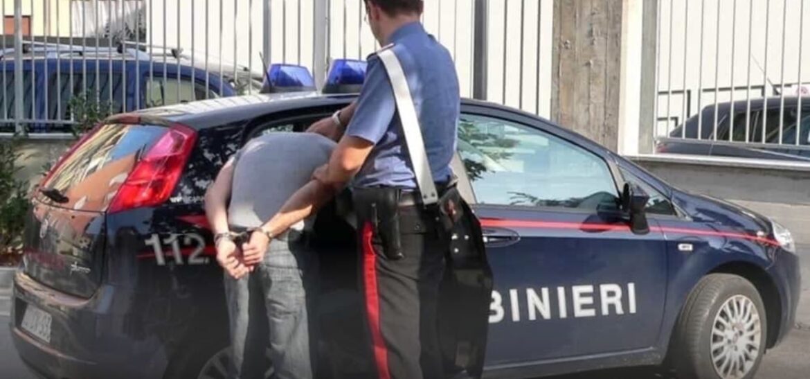 Armato di una bottiglia, rapina il minimarket:arrestato