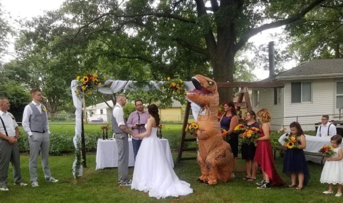 Testimone di nozze arriva vestita da T-Rex: “Mia sorella mi aveva detto che potevo indossare qualsiasi cosa”