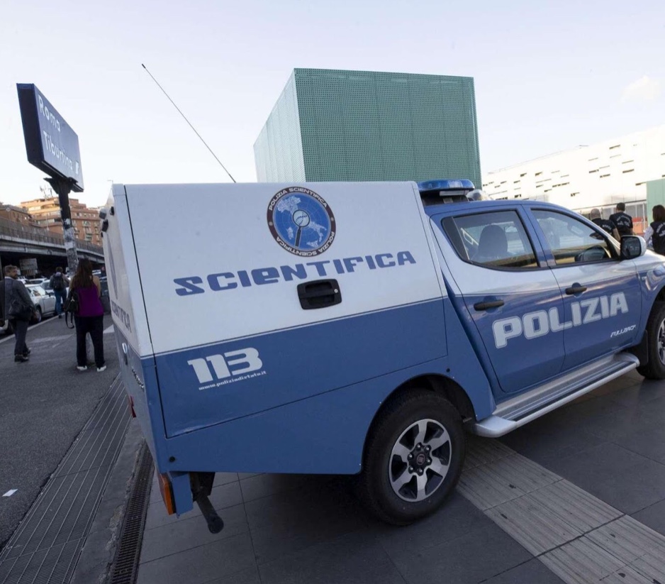 Accoltella vigilante e si spara nel tunnel della metro Tiburtina Roma