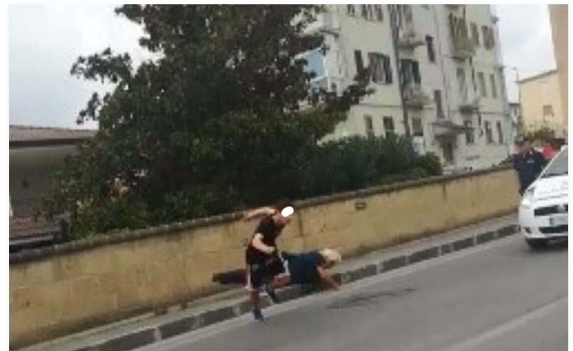 Vigile urbano aggredito da un quindicenne nel tentativo di sedare una rissa