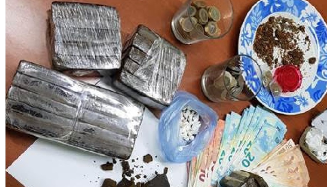Carabinieri trovano due chili di hashish e soldi in casa di un 29enne: arrestato