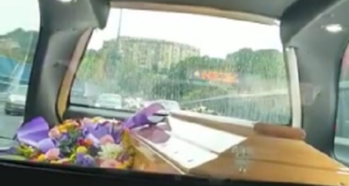 Autista di carro funebre canta a squarciagola mentre trasporta  una bara: il video impazza sui social