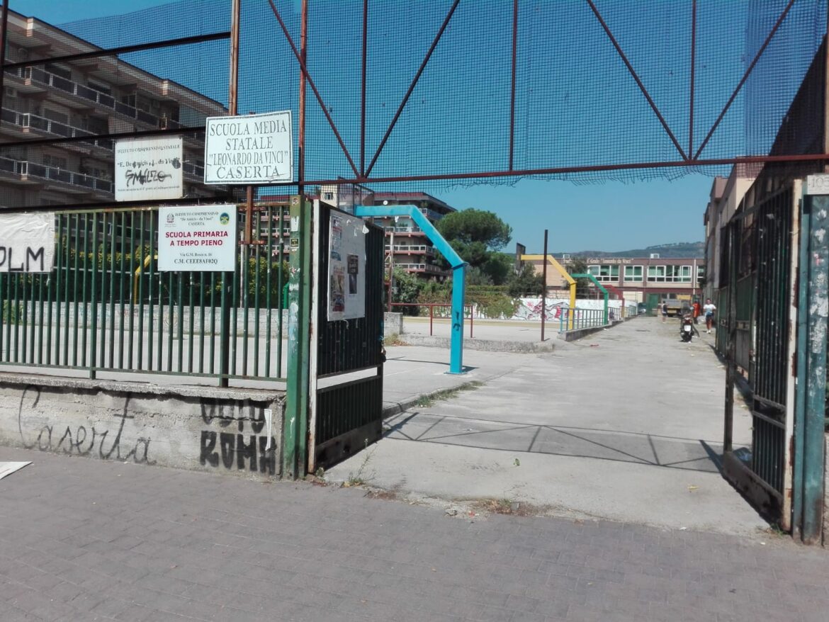 A scuola in stanzini trasformati in aule e senza materiale didattico.