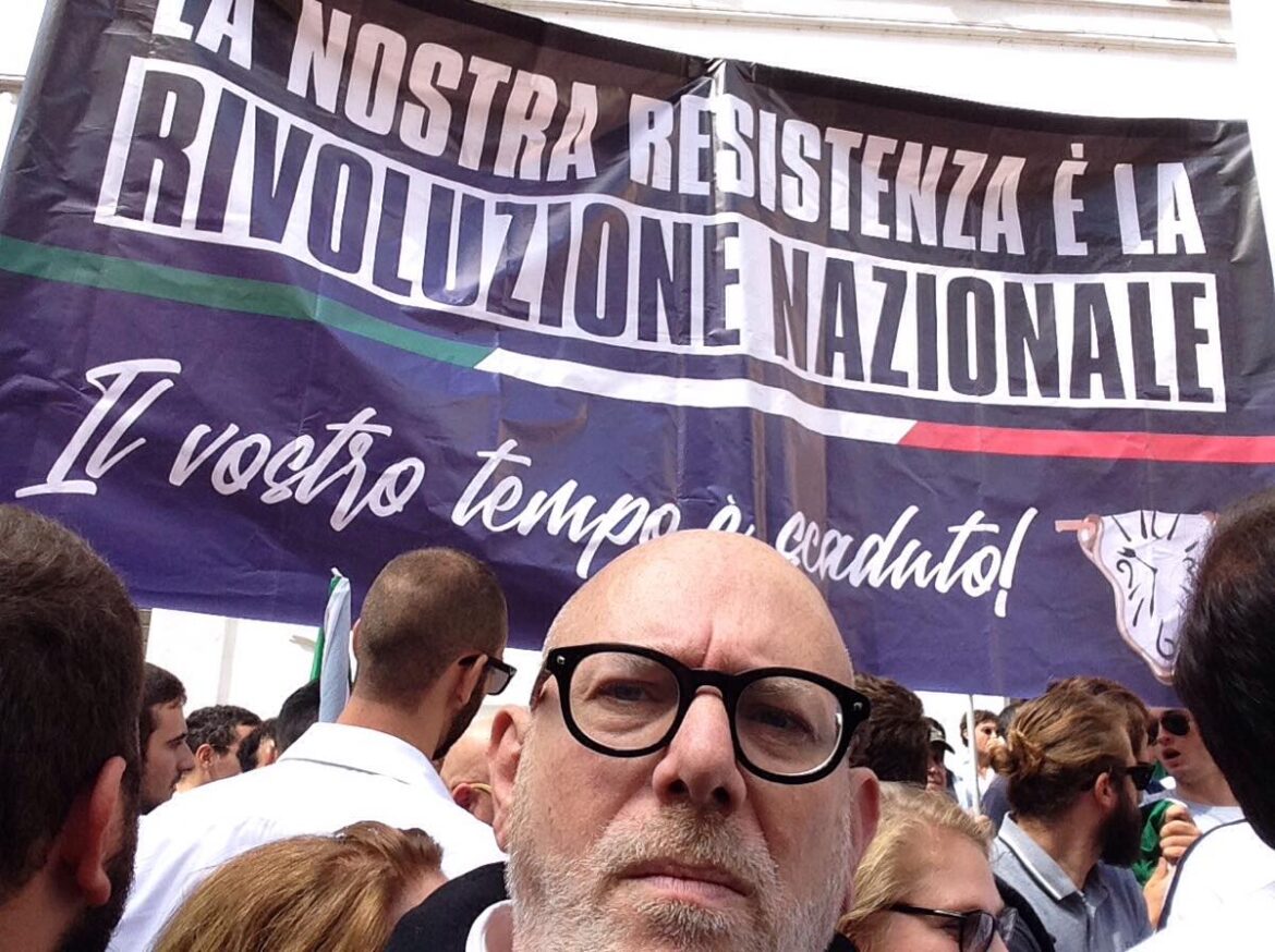 Dalla piazza in protesta: un diluvio di bandiere italiane