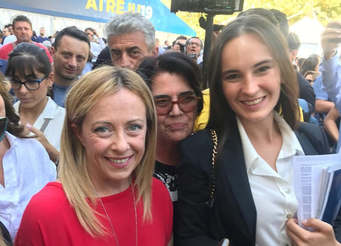  Giorgia Meloni appena arriva sul palco è un’ovazione