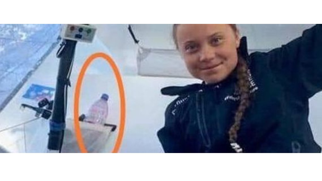 Greta Thunberg predica bene ma con se, la bottiglia di plastica