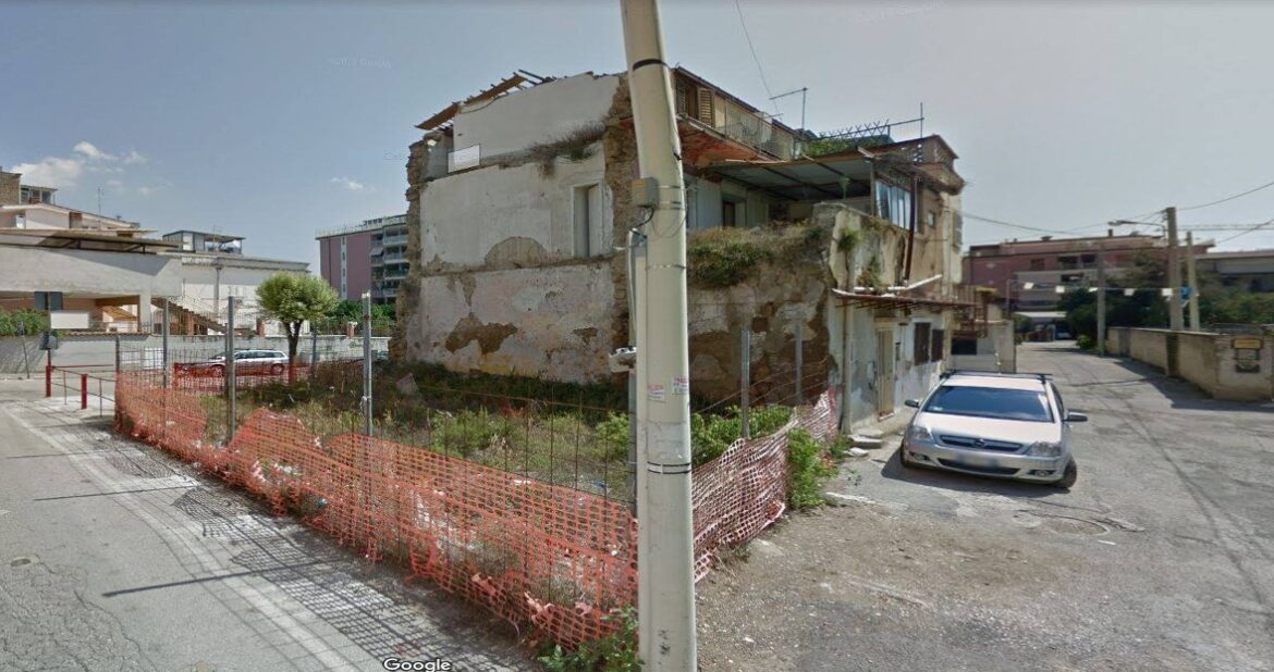 Palazzotto a San Benedetto a rischio crollo, nel degrado totale