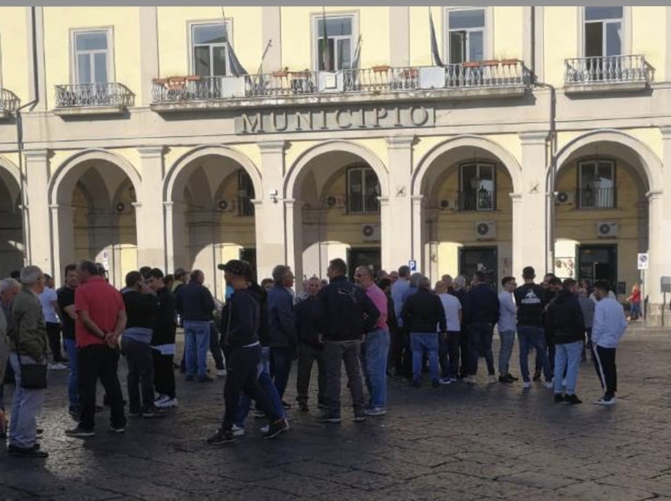 Aversa, mercato ortofrutticolo sospeso: commercianti protestano in piazza