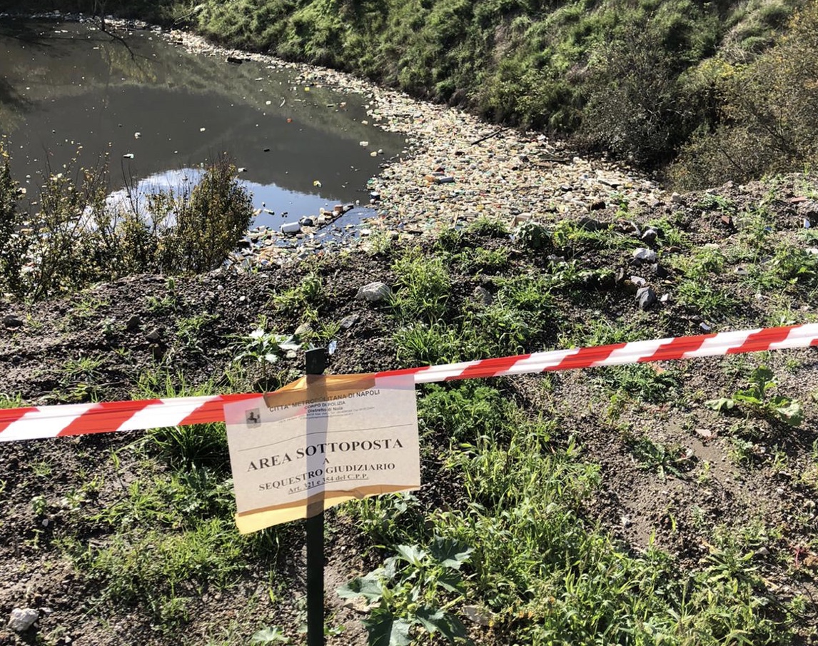 Terra dei Fuochi: sequestrato anche un lago in una cava dismessa trasformato in discarica