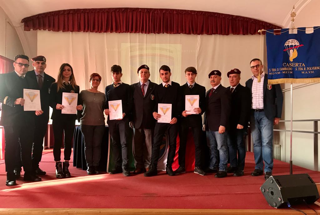 BREVETTI DI PARACADUTISMO: EMOZIONE E RICONOSCIMENTI AL “VILLAGGIO” PER CINQUE STUDENTI DELL’AERONAUTICO