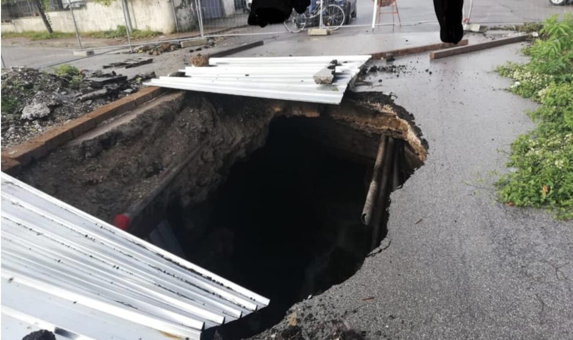 Voragine al centro della carreggiata: residenti e commercianti arrabbiati