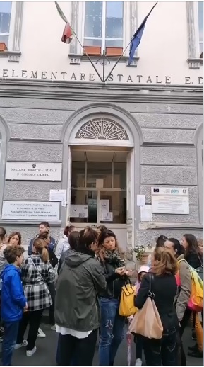 Mamme con l’acqua alla gola chiedono l’agibilità della scuola