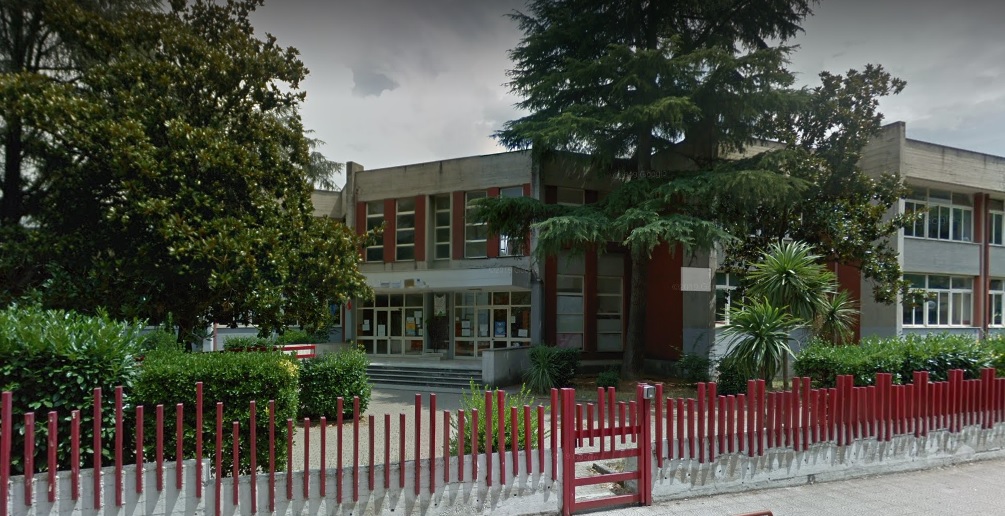 Bambini a lezione nei corridoi e senza riscaldamenti