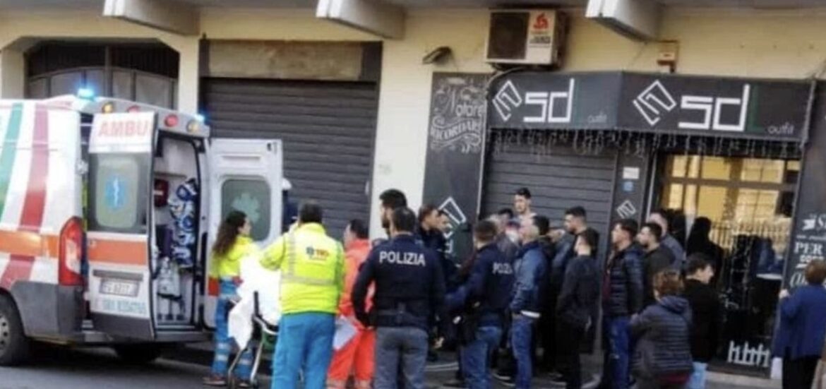 Completamente nudo in strada danneggia le autovetture in sosta: bloccato dagli agenti della polizia municipale