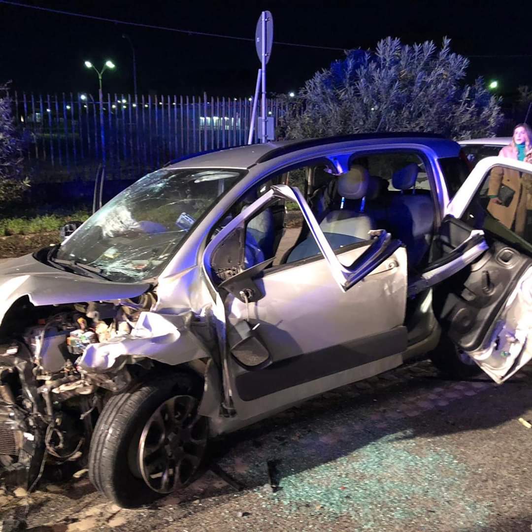 Incidente stradale: feriti ed autovetture distrutte