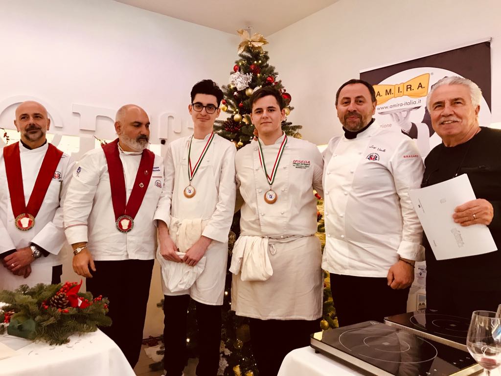 “CHAMPIONSHIP PASTA BARILLA”: BRILLANTE TERZO POSTO DELL’ISTITUTO ALBERGHIERO CON LO “SPAGHETTO QUADRATO CON SCAROLA 4.0”
