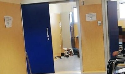 Paziente lasciato a terra in Ospedale con flebo attaccata