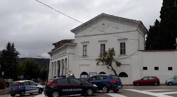 Dopo le case occupate da estranei anche i loculi