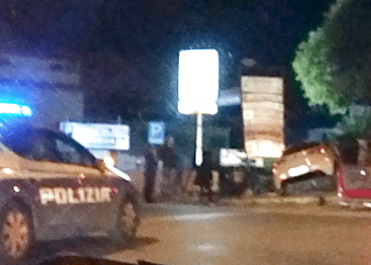 Auto sbanda e vola  tra i cartelli pubblicitari
