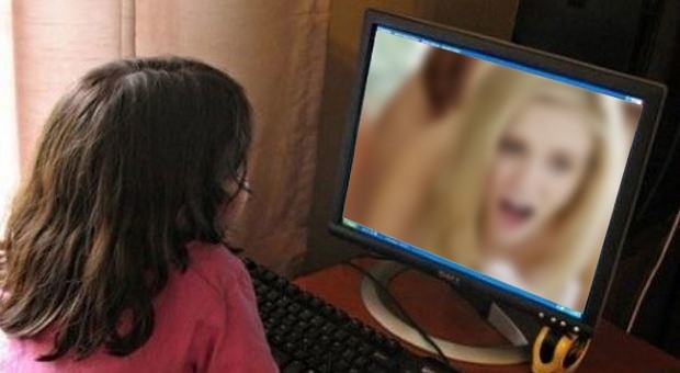 Gli adolescenti guardano la pornografia, e  ‘hard’, più di quanto i genitori immaginano. E’ ora che inizino a parlarne coi figli