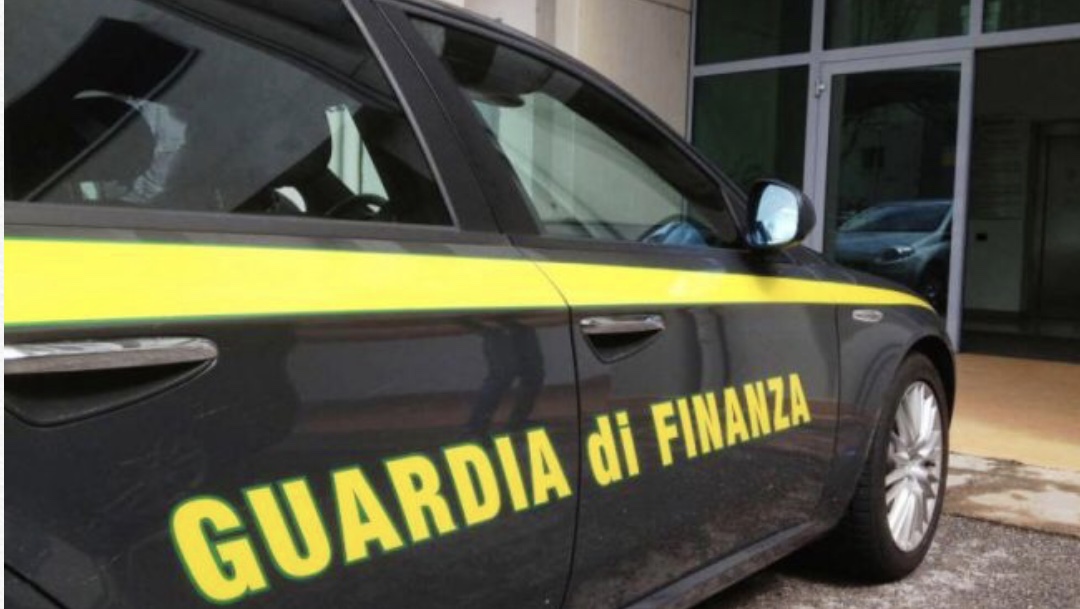 Caserta: Guardia di Finanza sequestra autocisterna con 13mila litri di gasolio, denunciati