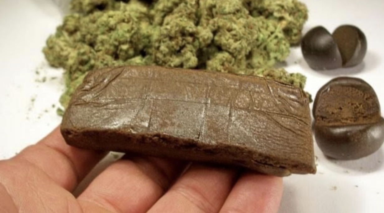 6 panetti di hashish nascosti in camera da letto, arrestato | Caserta Kest'è