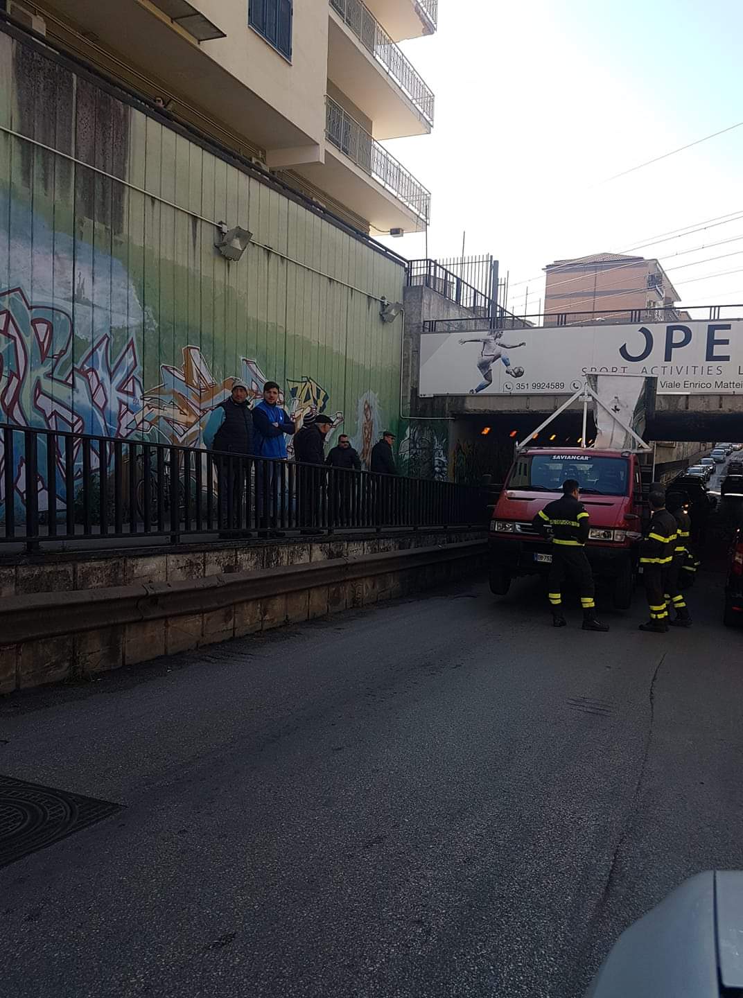 Caserta, camion rimane incastrato sotto il ponte, traffico in caos