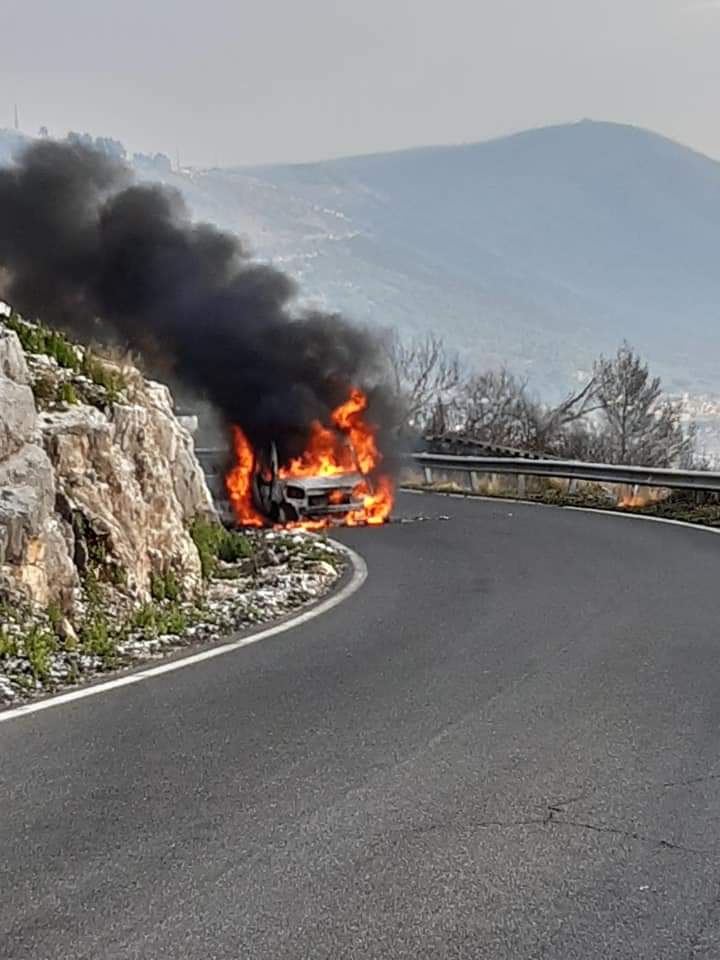 Furgone in fiamme, illesi i passeggeri.Foto