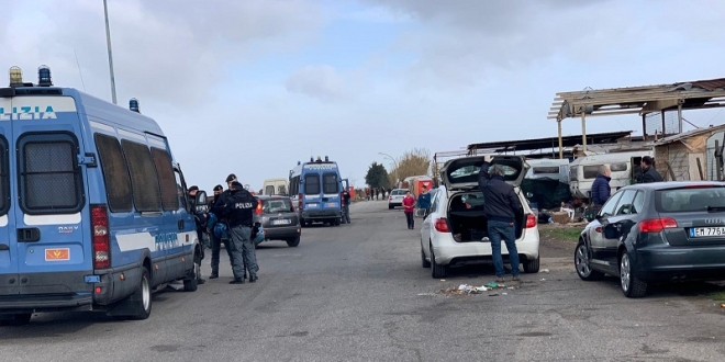 Blitz della Polizia al campo rom abusivo a Giugliano dopo il report di CasertaKestè