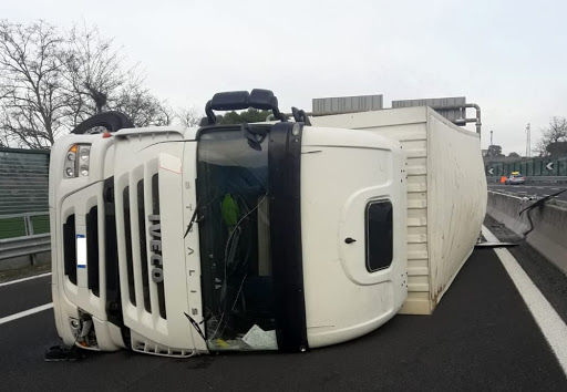 Camion si ribalta nei pressi del Comune di Pignataro Maggiore