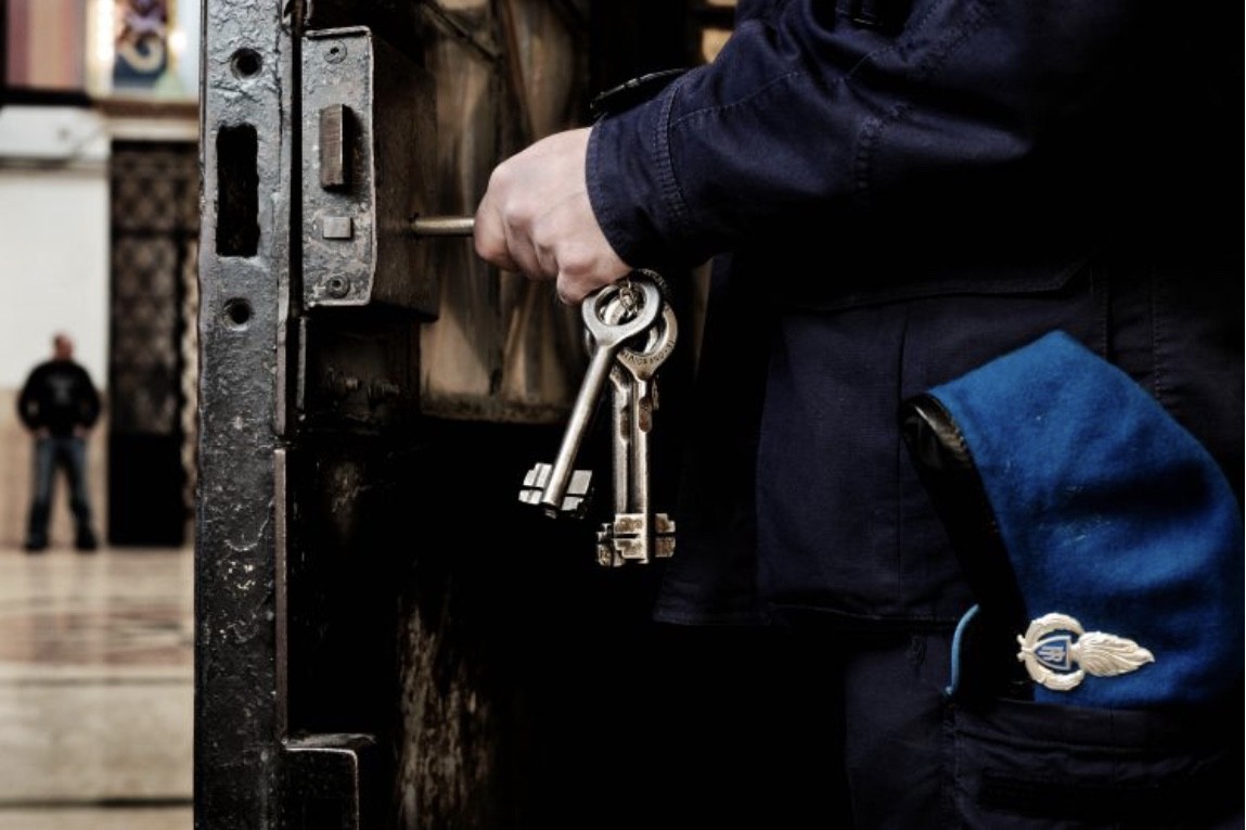 Rapinatore tenta il colpo di Pasqua:arrestato