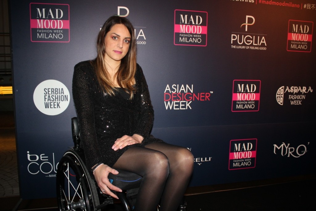 Michela Fabbri sfila in passerella (sulla sedia a rotelle) a Milano Fashion week