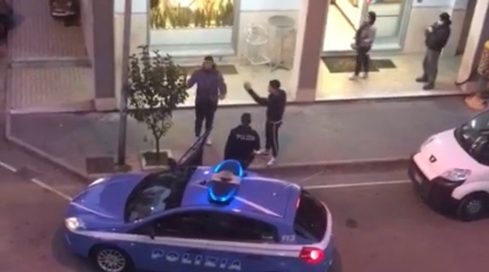 Due ragazzi sfidano i poliziotti e il video diventa virale